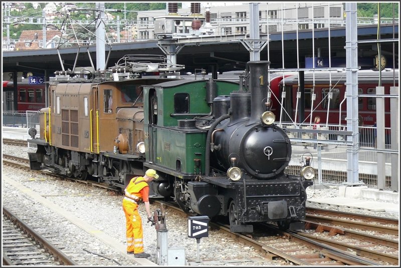 Die G 3/4 1  Rtia  wird von der Ge 6/6 I 415 ber Nacht ins Depot gestellt. (24.05.2008)