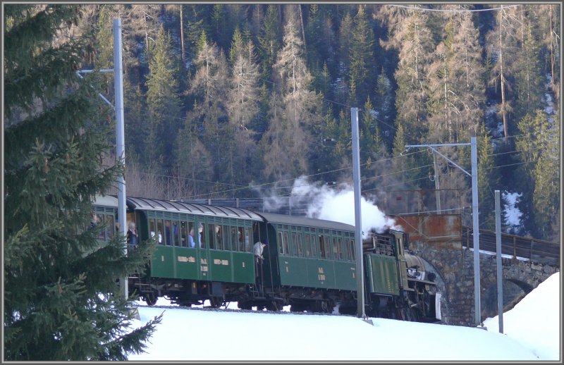 Die G 4/5 108 zwngt sich unter einer berfhrung hindurch, die den Skifahrern von Darlux herunter ein gefahrloses berqueren der Geleise erlaubt.(20.02.2008)
