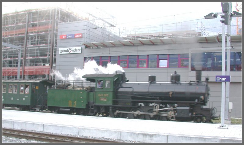 Die G 4/5 legt vor dem Stellwerk Chur einen rasanten Start hin und ist deshalb und wegen der Dmmerung etwas unscharf. (18.03.2007)
