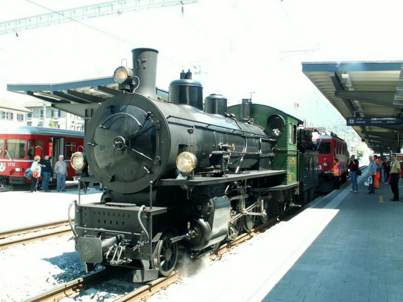 Die G 4/5 No.107 wird,nach einer Extrafahrt der Furka Dampfbahnfreunde,mit einer E-Lok,zusammen mit dem Tanklschwagen,wieder nach Landquart ins Depot zurckgebracht.
Chur 11.06.06