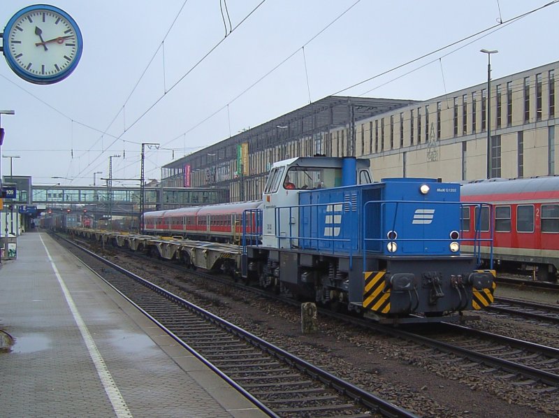 Die G1202 der Regentalbahn am 09.12.2007 bei der Durchfahrt mit einem Containerzug in Regensburg Hbf. 
