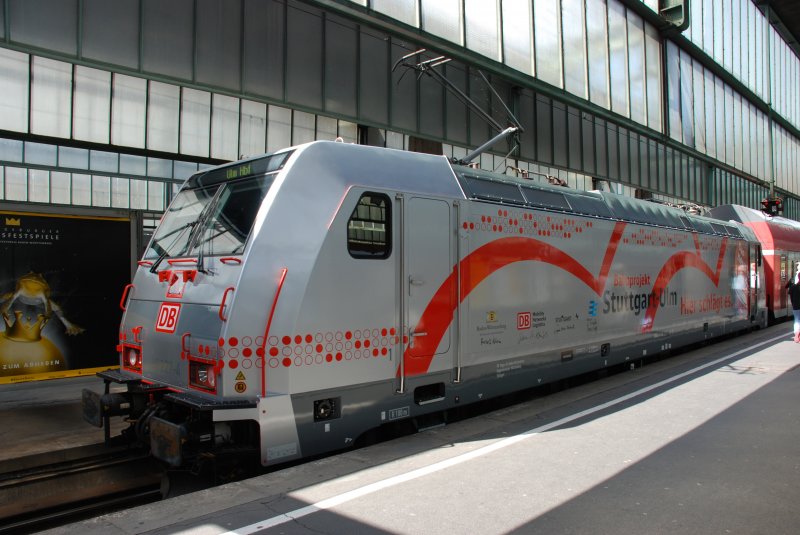 Die ganz frisch beklebte BR 146 227-4. Sie wirbt fr das  Bahnprojekt Stuttgart-Ulm  mit den Worten:  Hier schlgt es... Das neue Herz Europas . Sie steht hier am 16.06.2009 in der Bahnhofshalle im Stuttgarter Hbf.