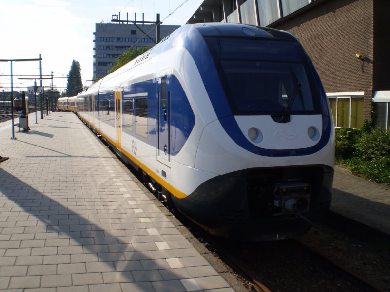 Die ganz neue 2404 im bahnhof Zwolle, 13-06-2009