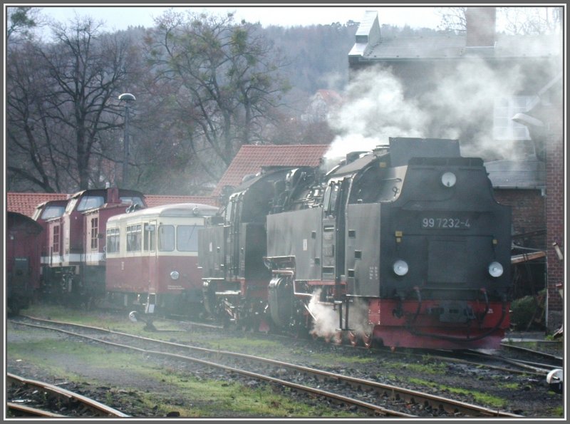 Die ganze Vielfalt der HSB auf einem Gleis vereint. 2 rote Kamele ex DR V100, Triebwagen 187013-8, Einheitsdampflok 996001-4 ex NWE und Neubaudampflok 997232-4 in Wernigerode Westerntor. (13.12.2006)