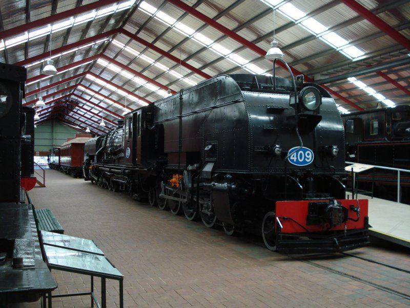 Die Garratt-Lokomotive 408 wurde 1954 von Beyer Peacock in Frankreich gebaut und auf den 1067mm - Schmalspurstrecken um Broken Hill fr den Eisenerztransport eingesetzt. National Railway Museum, Port Adelaide, 11.03.08. 