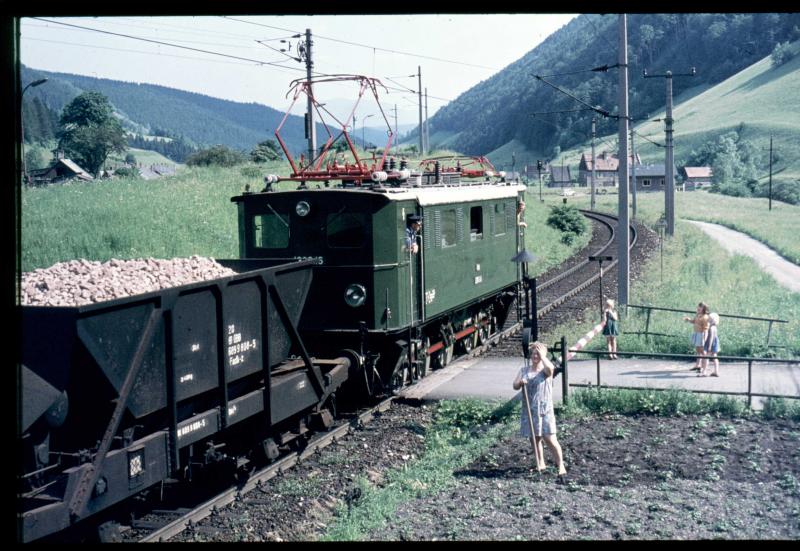 Die im Garten arbeitende Frau interessierte sich bestimmt nicht fr den E-Lok Oldtimer 1280 der BB der hier in Richtung Donawitz einen beladenen Erzzug vom Erzberg zu Tal befrdert Sommer 1966
