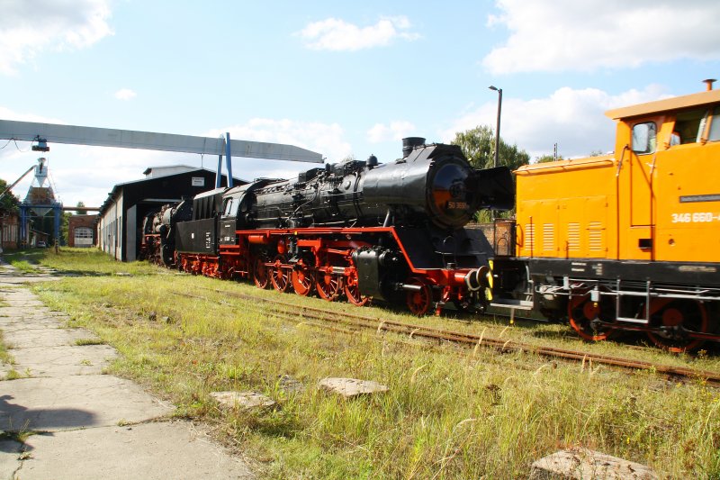 Die Gastlok 345 100-2 zog am 12.09.09 im ehemaligen BW Falkenberg oberer Bahnhof noch 3 Schtze aus der Wagenhalle. Hinter ihr die 106 660-4, die vor der Wagenhalle stand. Als erstes kam 50 3691 ans Tageslicht. Zur Zeit ist die Anlage nur an wenigen Tagen im Jahr zugnglich, hier soll aber in Zukunft ein Eisenbahnmuseum entstehen.