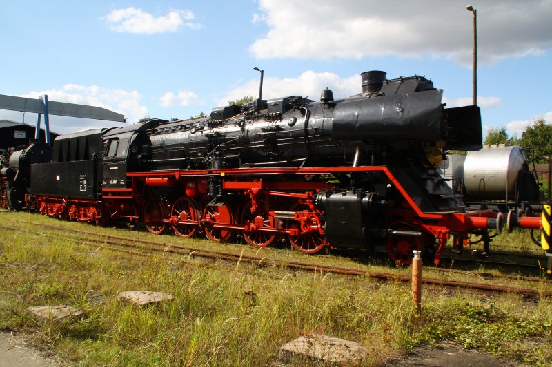 Die Gastlok 345 100-2 zog am 12.09.09 im ehemaligen BW Falkenberg oberer Bahnhof noch 3 Schtze aus der Wagenhalle. Als erstes kam 50 3691 ans Tageslicht. Zur Zeit ist die Anlage nur an wenigen Tagen im Jahr zugnglich, hier soll aber in Zukunft ein Eisenbahnmuseum entstehen.