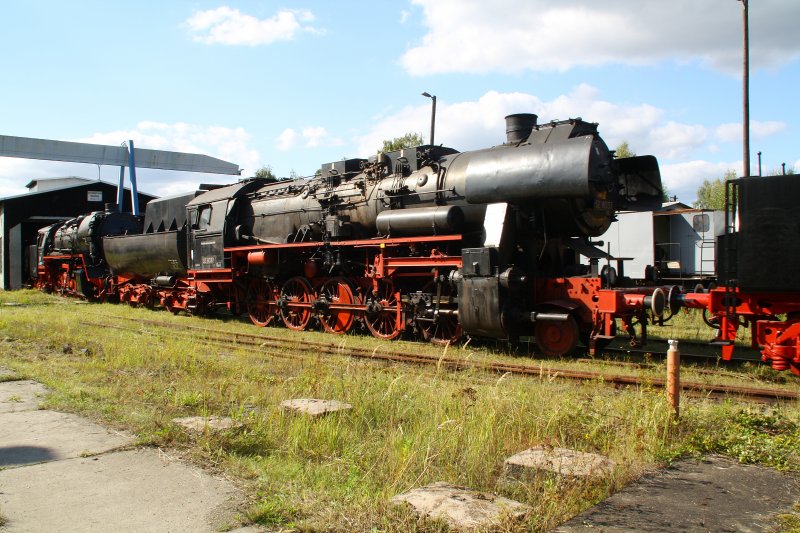 Die Gastlok 345 100-2 zog am 12.09.09 im ehemaligen BW Falkenberg oberer Bahnhof noch 3 Schtze aus der Wagenhalle. Als zweite Lok kam 52 8037 ans Tageslicht. Zur Zeit ist die Anlage nur an wenigen Tagen im Jahr zugnglich, hier soll aber in Zukunft ein Eisenbahnmuseum entstehen.