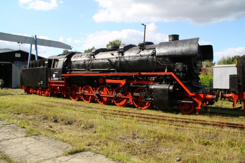 Die Gastlok 345 100-2 zog am 12.09.09 im ehemaligen BW Falkenberg oberer Bahnhof noch 3 Schtze aus der Wagenhalle. Als dritte Lok im Bunde kam 44 2697-0 ans Tageslicht. Zur Zeit ist die Anlage nur an wenigen Tagen im Jahr zugnglich, hier soll aber in Zukunft ein Eisenbahnmuseum entstehen.