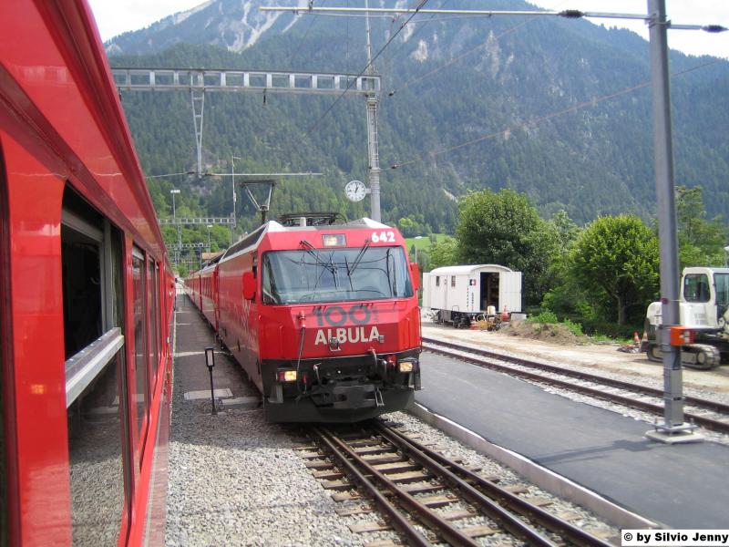 Die Ge 4/4''' ''100 Jahre Albula und Ruinaulta'' stand am 25.7.05 mit dem D 1140 nach Chur in Filisur.