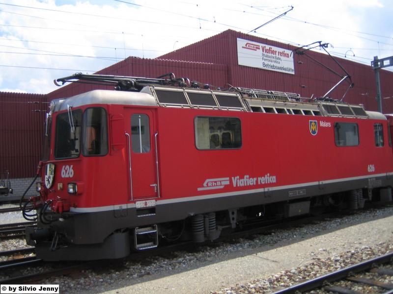 Die Ge 4/4'' 626 ''Malans'' fuhr am 25.7.05 mit dem Regio 1878 nach S-chanf in Samedan ein.