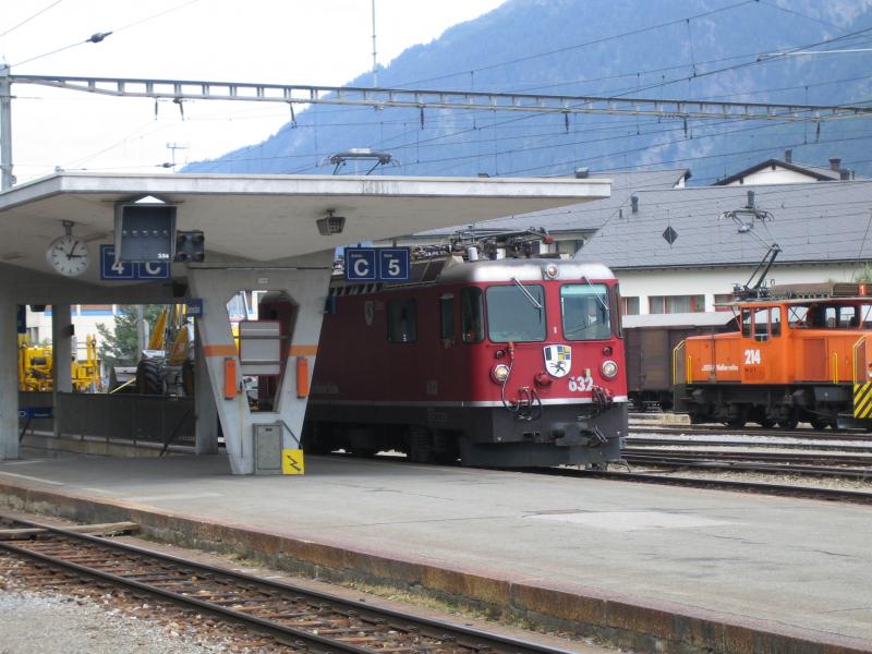 Die Ge 4/4'' 632 ''Zizers'' stand am 25.7.05 mit einem Gterzug in Samedan.