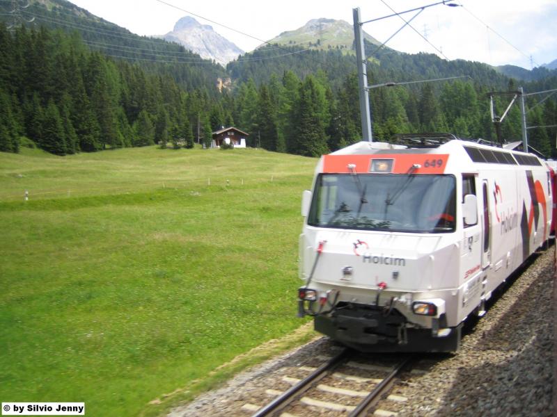 Die Ge 4/4''' ''Holcim'' zog am 25.7.05 den D 1144 nach Chur, aufgenommen unterhalb von Preda.