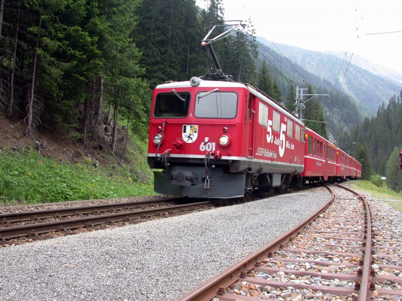 Die Ge 4/4 I 601  Albula  die Lok mit den 50 Jahren und 5 Millionen Kilometern auf dem Buckel, schiebt ihren Wendezug aus der Station Davos Monstein Richtung Filisur. (05.06.2003)