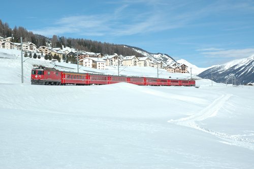 Die Ge 4/4 II 623  Bonaduz  und 626  Malans  verlassen Madulain mit einem Extrazug St. Moritz - S-chanf Marathon am Engadiner Skimarathontag 8.3.09