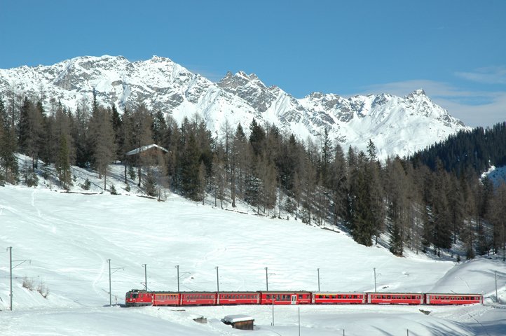 Die Ge 4/4 II 625  Kblis  fhrt mit dem RE 1041 Landquart - Davos Platz durchs Oberlaret, aufgenommen am 17.1.09.