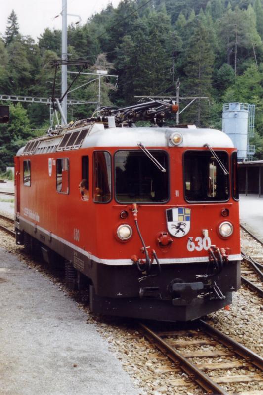 Die Ge 4/4 II  Trun  in Reichenau. (Sommer 2003)