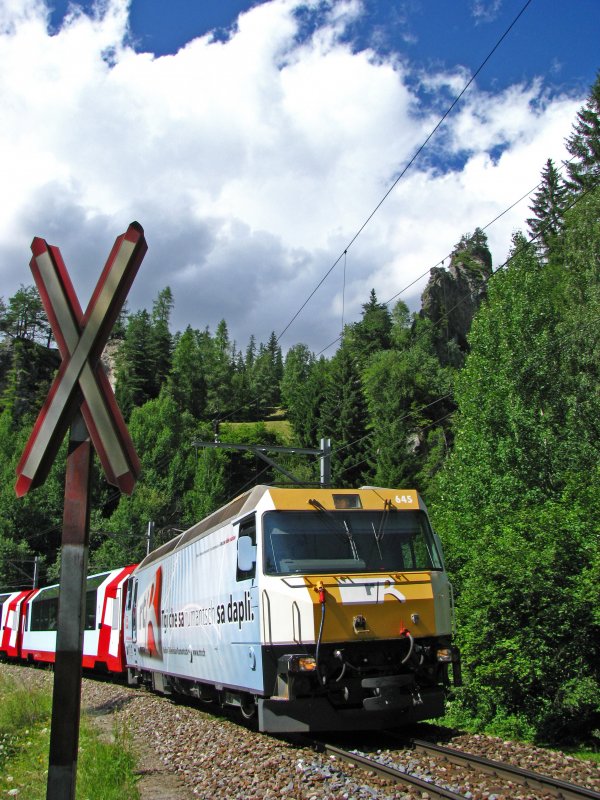 Die Ge 4/4 III 645 mit ihrem Glacierexpress nach St.Moritz passiert soeben einen Bahnbergang oberhalb Filisur. (19.Juli 2009)