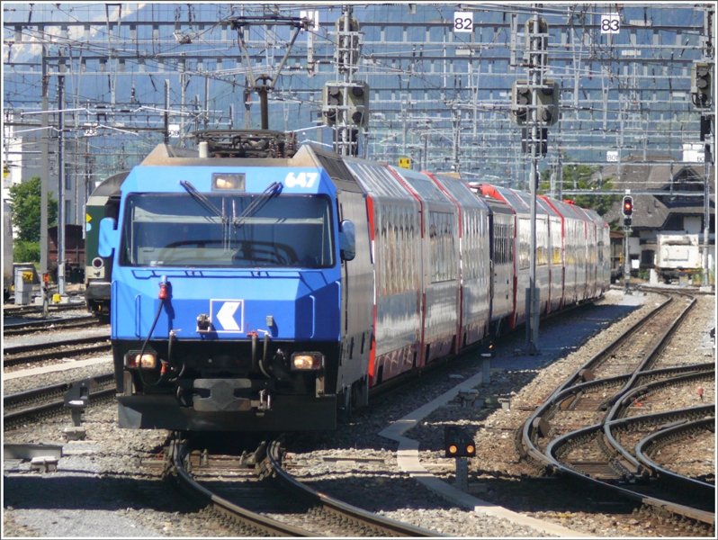 Die Ge 4/4 III 647  Grsch  fhrt mit dem GlacierExpress von St. Moritz in Chur ein. (1.06.2009)