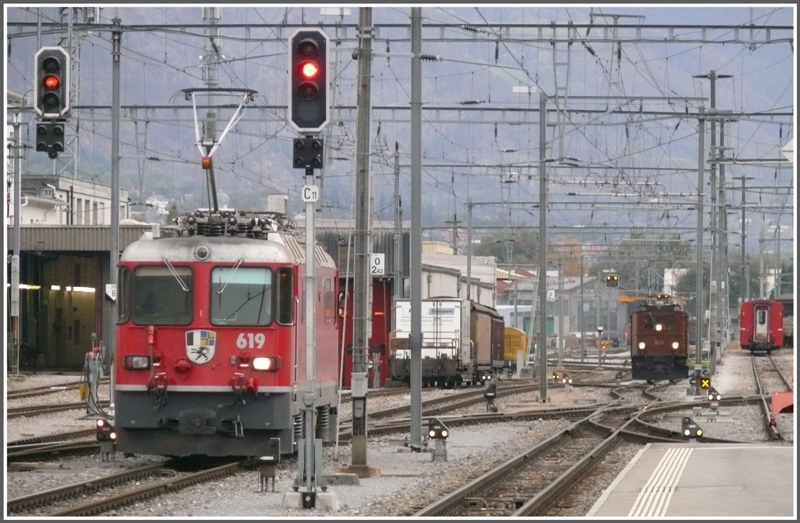 Die Ge 4/6 353 trifft in Landquart ein und begegnet Ge 4/4 II 619  Samedan . (08.10.2009)