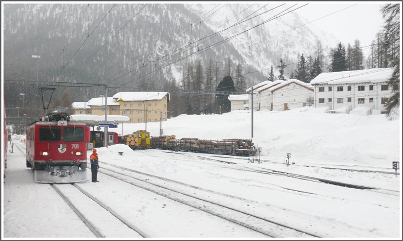 Die Ge 6/6 II 701  Raetia  hat einen Holzzug nach Pontresina gebracht. (17.02.2009)
