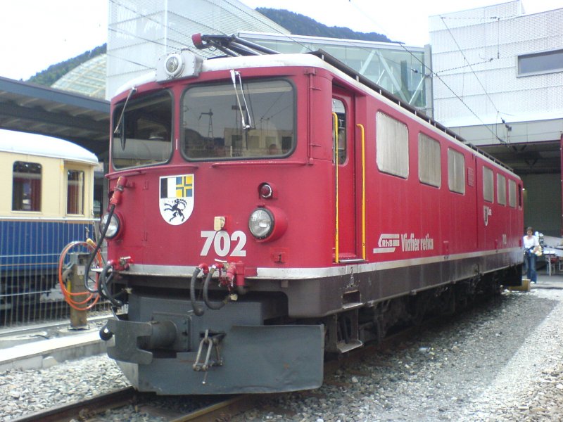 Die Ge 6/6 II 702 bei der Lokparade im Bahnhof Chur. Diese fand im Rahmen der Bahnhofserffnung statt. 