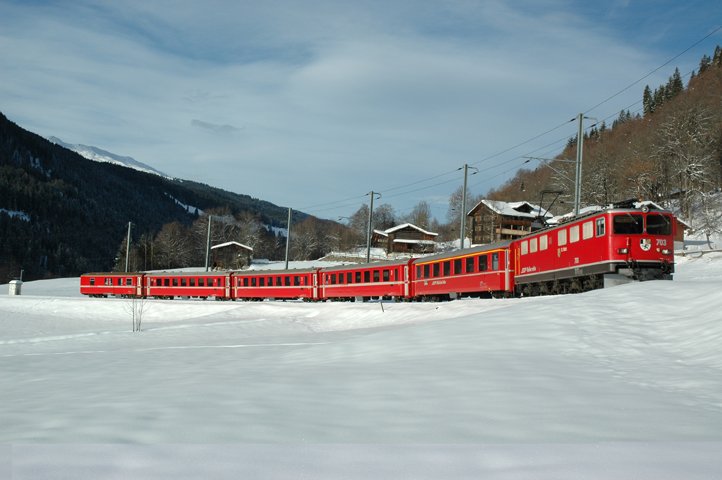 Die Ge 6/6 II 703  St. Moritz  fhrt mit dem allerersten RE 1327 Landquart - St. Moritz nach Klosters Dorf, aufgenommen am 14.12.08.
