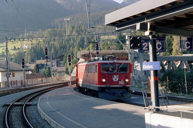 Die Ge 6/6 II 707 fhrt mit einem Personenzug in Klosters ein.  August 2003.