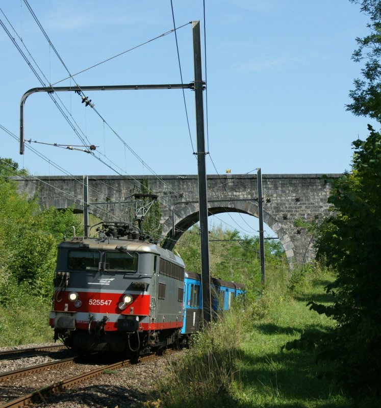 Die gemietete BB 25 547 fhrt den SBB Regionalzug 96736 Genve - La Plaine - Bellegarde (Ain), hier am 5. September 2008 zwischen Satigny und Russin zu sehen. 