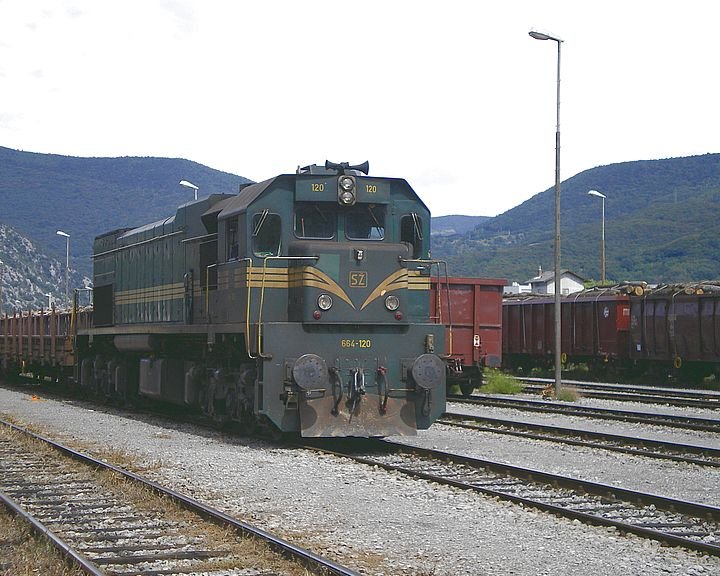 Die General Motors Diesellok 664-120 steht am 04.09.2007 mit einem Gterzug in Nova Gorica zur Abfahrt in Richtung Sezana bereit