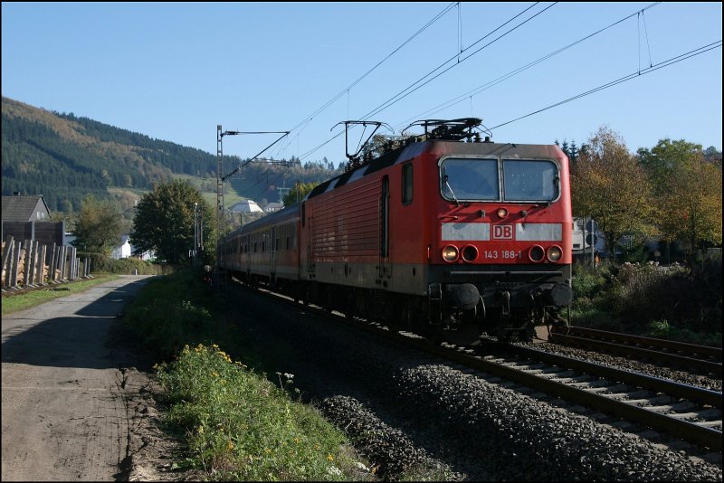 Die geffnete Fhrerstandstre zeigt das der 14.10.2007 ein warmer Herbsttag im Sauerland war. 143 188 fhrt bei Meggen mit der RB91 (RB 39164)  Ruhr-Sieg-Bahn  nach Hagen Hbf.
