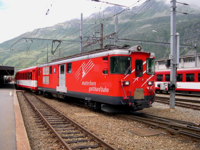 Die Gepcklok mit der Nummer 51 zieht am 12.07.2005 den R 346 Andermatt-Disentis ber den Oberalppass. Leider ist mir die Bezeichnung dieses Triebwagens oder auch Lok nicht gelufig.