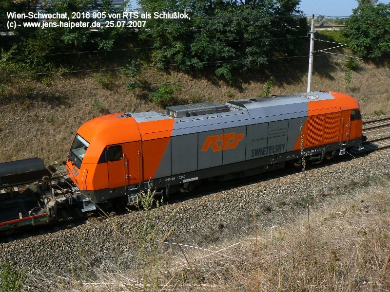 Die gerade einen Monat alte 2016 905 von RTS luft als Schlulok dieses Gterzuges. Aufnahme bei Schwechat. Foto: 25.07.2007