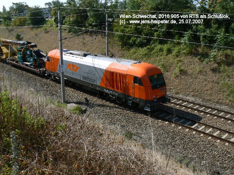 Die gerade einen Monat alte 2016 905 von RTS luft als Schlulok dieses Gterzuges. Aufnahme bei Schwechat. Foto: 25.07.2007