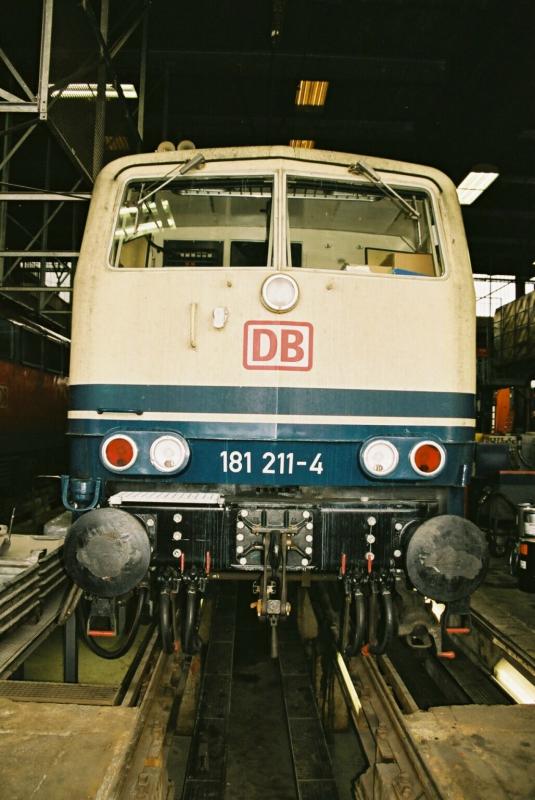 Die gerade erst Hauptuntersuchte (29.11.03) und einziege Ozeanblaue 181, 181 211 Lorraine, am 14.12.03 im Bh Saarbrcken.