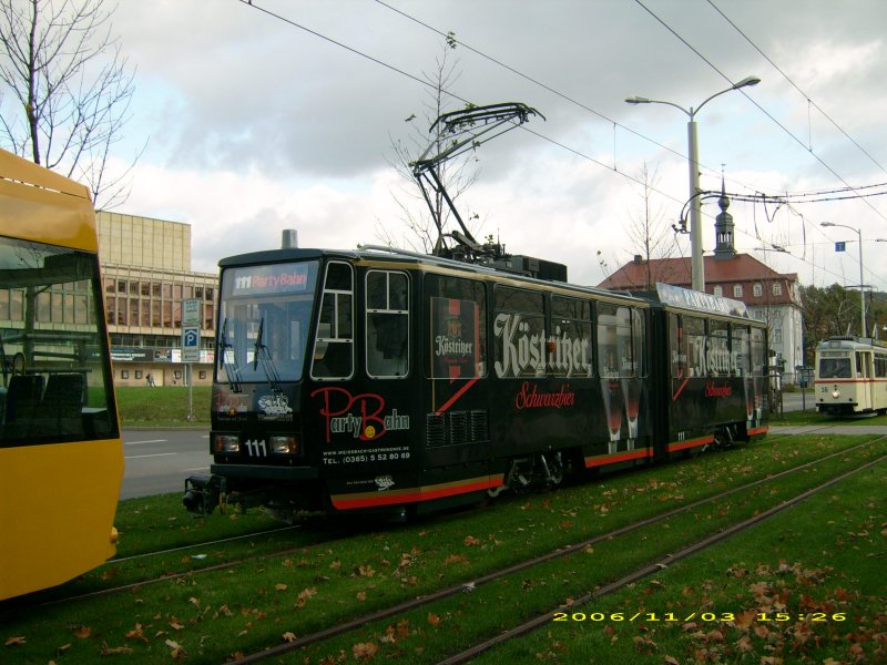 Die Gereaer Partybahn 111 auf der Linie 1 unterwegs. Der Triwbwagen stammt aus Berlin und wurde in Gera zur Partybahn umgebaut.