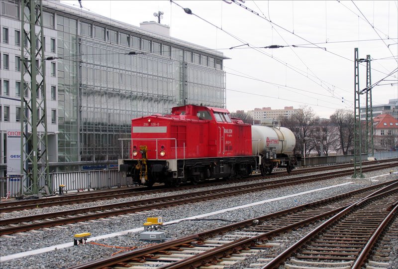 Die Gesamtzuglnge wird hier magebend von Lok 298 302 (ex V100 DR) bestimmt, die mit einem zweiachsigen Kesselwagen wahrscheinlich ins Mglitztal fhrt, um das Werk Fluorchemie Dohna/Kttewitz zu bedienen. Dresden-Hauptbahnhof, 08.02.2008
