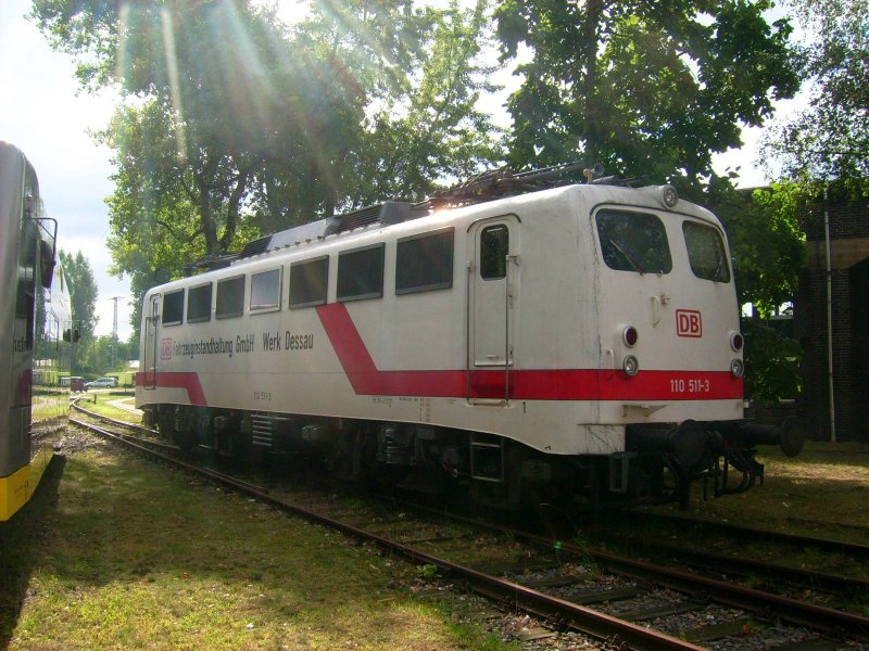 Die Gewhrleistungslok vom DB-Werk Dessau, 110 511 war am 23.08.08 zu Gast auf dem Bahnbetriebswerksfest von Wittenberg. Auffllig ist ihre Lackierung welche an die der  weien Lady  243 001 der DR angelehnt ist.