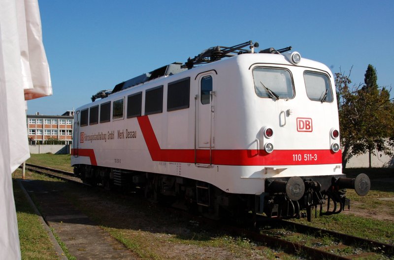 Die Gew�hrleistungslok des AW Dessau, 110 511, war am 12.09.09 hinter Gittern abgestellt.