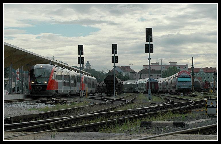 Die GKB testet zw. 7.6.06 und 18.6.06 zwei BB Garnituren der Reihe 5022. Aus diesem Anlass fanden am 1.6.2006 Probefahrten mit den beiden BB Triebwaqgen 5022 003 und 5022 013 auf der GKB statt. Das Bild zeigt den Sonderpersonenzugnachzug 8553 bei der Einfahrt in den Graz-Kflacher Bahnhof am 1.6.2006