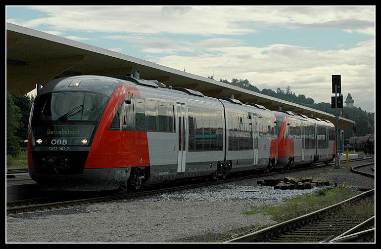 Die GKB testet zw. 7.6.06 und 18.6.06 zwei �BB Garnituren der Reihe 5022. Aus diesem Anlass fanden am 1.6.2006 Probefahrten mit den beiden �BB Triebwaqgen 5022 003 und 5022 013 auf der GKB statt. Das Bild zeigt den Sonderpersonenzugnachzug 8553 bei der Einfahrt in den Graz-K�flacher Bahnhof am 1.6.2006