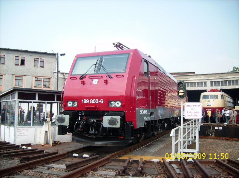 Die glnzende 189 800, wurde am 01.05.2009, zum Tag der offenen Tr im Eisenbahnmuseum Glauchau ausgestellt. Hier befindet sie sich gerade, auf der Drehscheibe vor dem Lokschuppen.