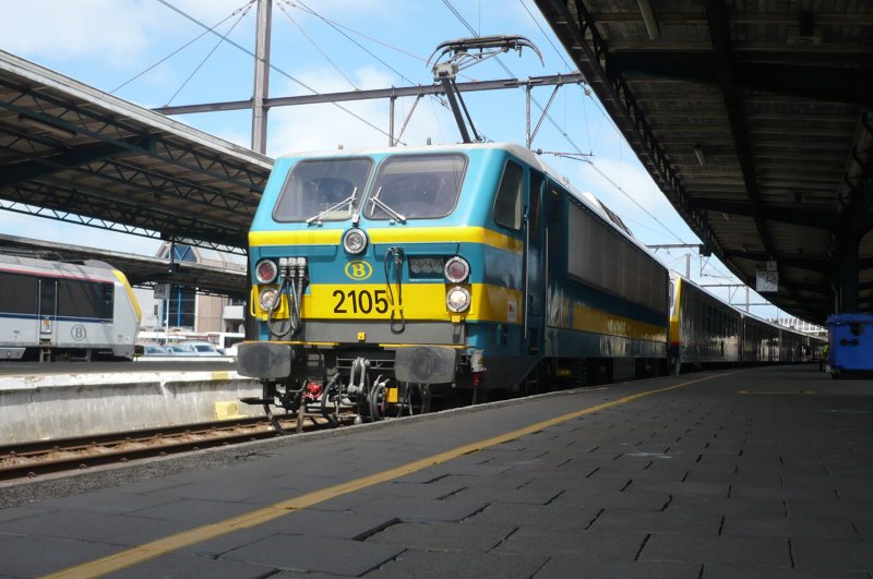 Die glnzende 2105 hat den Platz des Steuerwagens eingenommen und wartet mit ihren M4 Wagen, um als IC den Bf Oostende in Richtung Kortrijk verlassen zu knnen. Nchster Halt: Brgge.
(2.06.09)