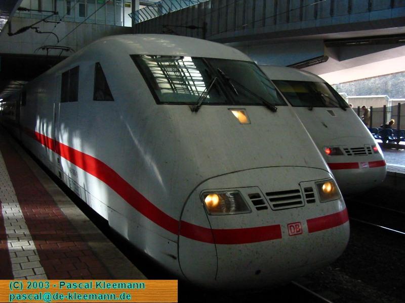 Die gleiche Begegnung, diesmal allerdings direkt am Gleis aufgenommen.