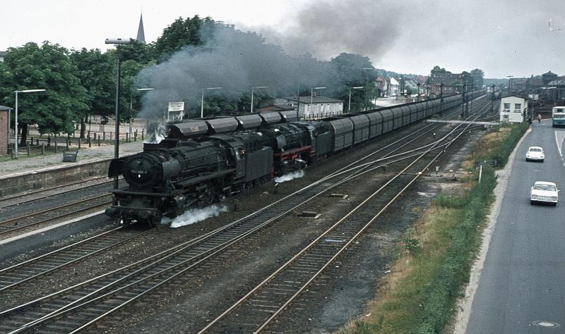 Die gleiche Situation in Lingen mit dem 4000 Tonnen Zug nur ohne Sonne trotzdem ist es eine gute Aufnahme geworden ( Diafilm Agfa Color CT 18, einer der damals neben Kodak Filmen am weitesten verbreitet war, an Fuji Color o.. war noch nicht zu denken.)