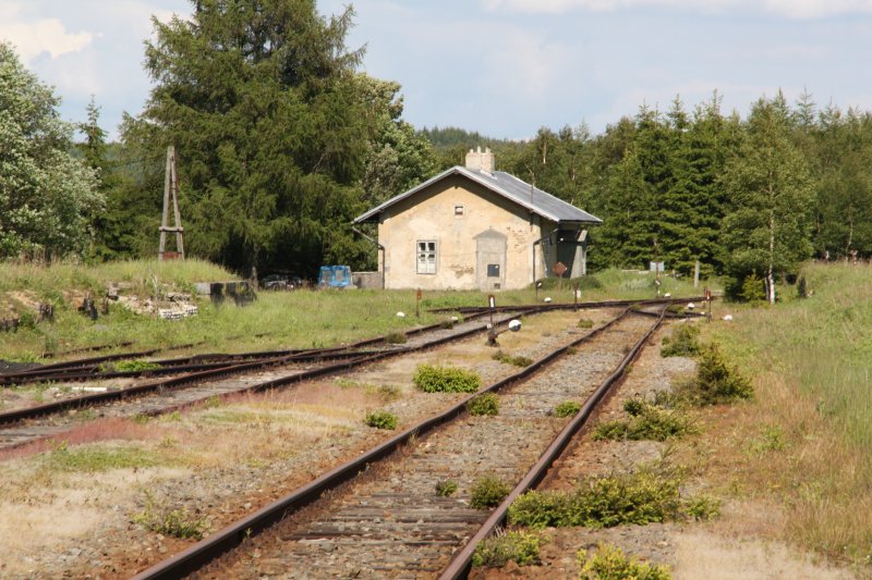 Die Gleisanlagen mit Gterschuppen im ehemaligen Bahnhof Kovarska, an der Strecke Weipert (Vejprty) Komotau (Chomotov) am 10.06.09.