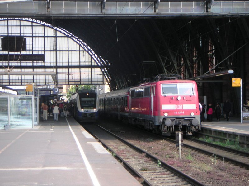 Die Gleise 1 und 2 vom Bremer Hbf am 17.6.2007. An Gleis 1 steht eine RB nach Oldenburg, an Gleis 2 eine NWB Nach Osnabr�ck.