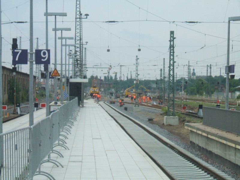 Die Gleise 7 und 9 auf dem Hauptbahnhof in Magdeburg, im Hintergrund sind die bauarbeiten zu sehen. Die Gleise 6 bis 9 sind deswegen gesperrt und der Fernverkehr wird ber Magdeburg-Buckau umgeleitet. 04.07.08