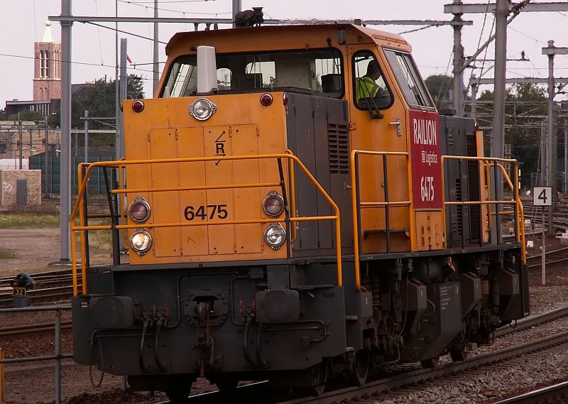 Die Gleise an dieser Stelle des Venloer Bahnhofs haben eine leichte Neigung. Wenn man daneben steht bemerkt man es kaum, wenn aber ein Zug vorbeifhr sieht man es recht deutlich. Hier rangiert die  6475 . Das Foto stammt vom 25.07.2007